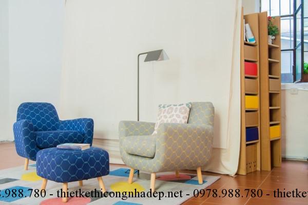 Lựa chọn một bộ ghế sofa kiểu thấp, với dáng đơn giản và thanh mảnh là hợp lý nhất với căn phòng khách tầng lửng