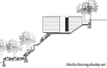 Mặt bên nhà được thiết kế trên cao nên cầu thang lên nhà khá lắt léo