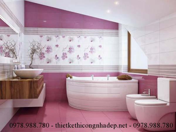 Một phòng tắm lãng mạn được thiết kế với gam màu hồng nhẹ nhàng và sắc tím mộng mơ