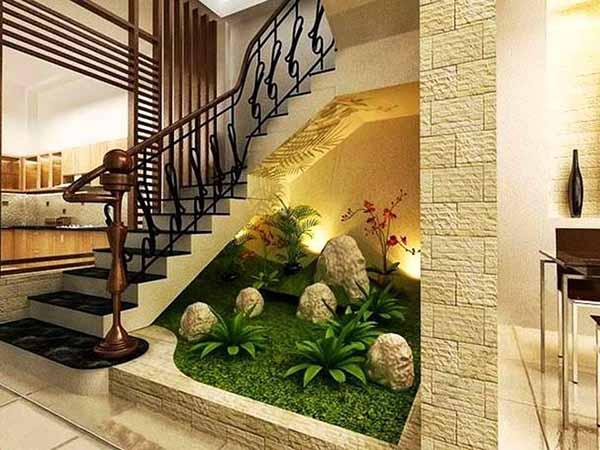 Gầm cầu thang được tận dụng làm không gian xanh trong nhà.